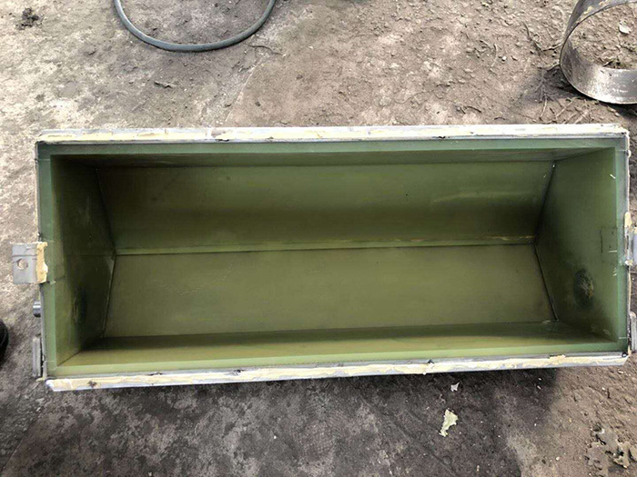 在送料裝置運(yùn)行狀態(tài)下不能用身體的任何部位接觸機(jī)械動(dòng)力裝置